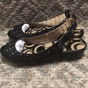 Kenneth Cole black key hole sandals size 10